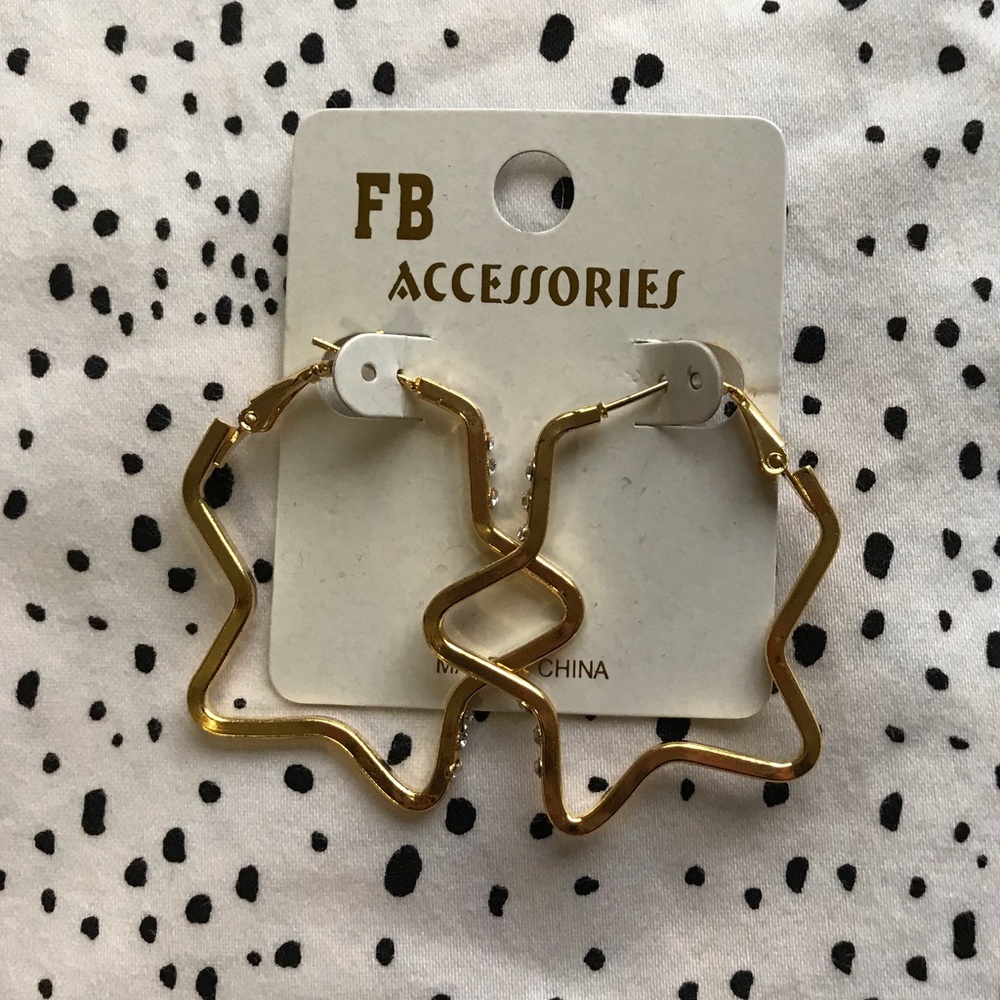 super cute gold star hoops